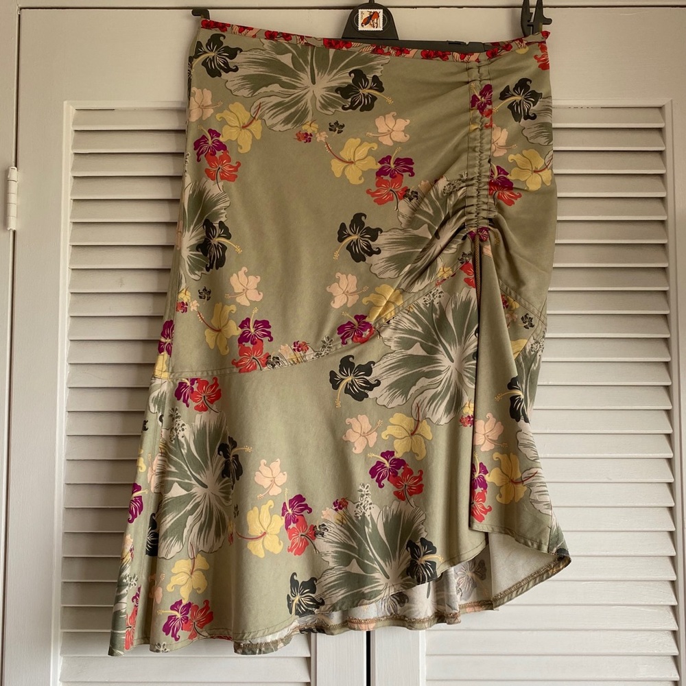 Super cute hibiscus print skirt